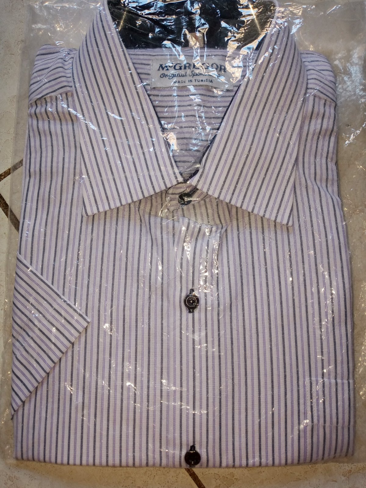 Chemise pour homme à rayures en violet, noir et blanc, élégante et moderne.