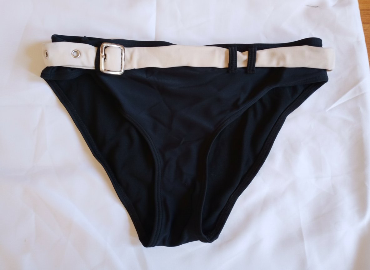 Slip noir avec ceinture beige 🖤✨ Slip élégant et confortable de couleur noire, accompagné d’une ceinture beige tendance. Design simple et chic, idéal pour la plage ou la piscine, avec une matière agréable et à séchage rapide.