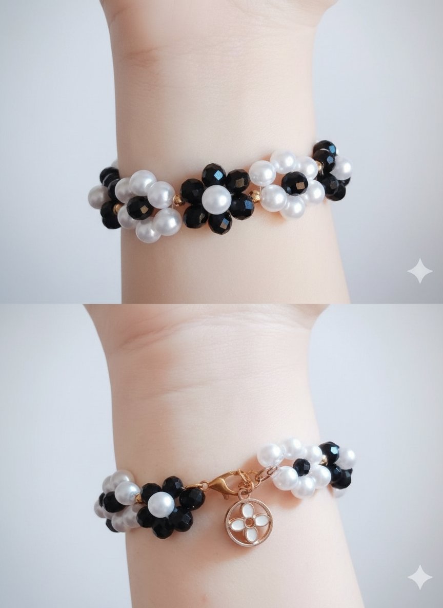 Magnifique bracelet fait main en perles nacrées blanches et noires, avec de délicates finitions dorées et un charm élégant.🖤🤍