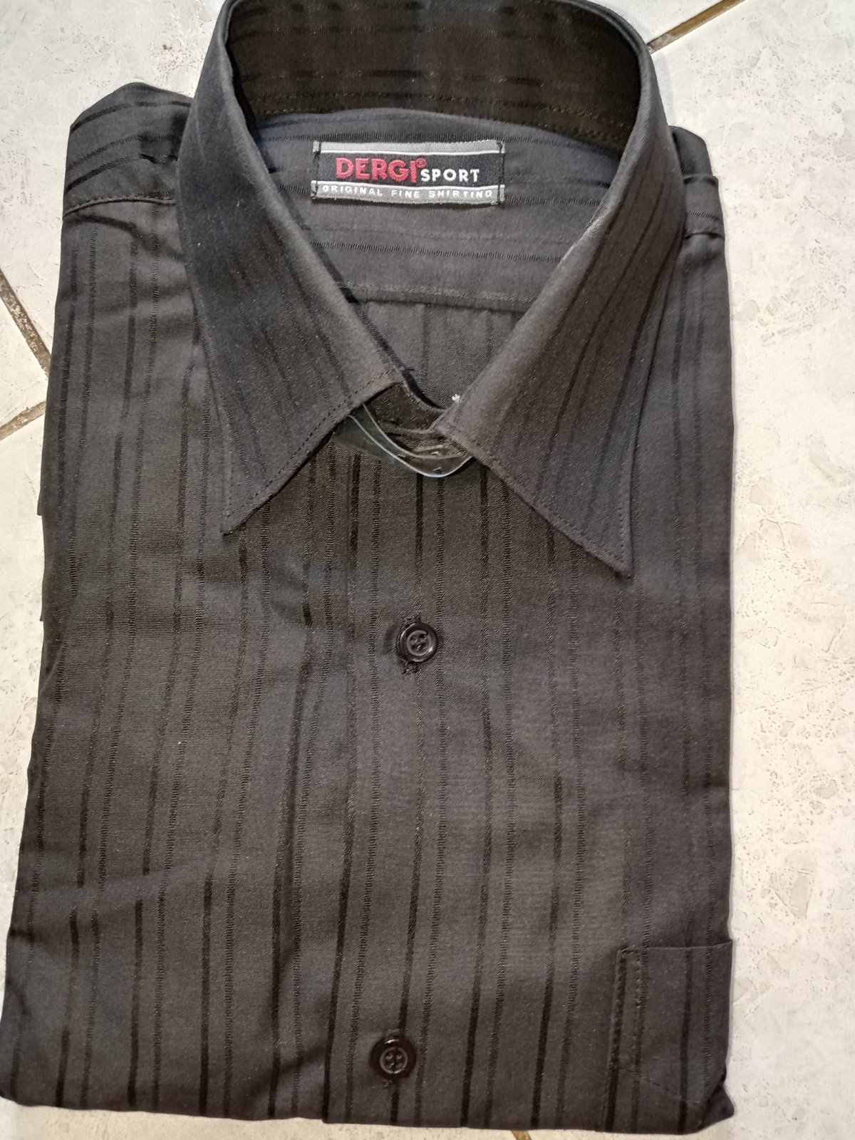 Chemise pour homme à rayures noires, élégante et moderne