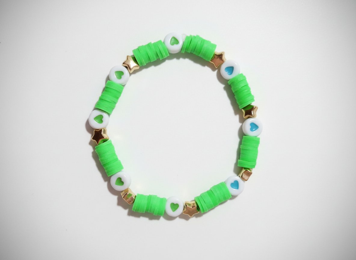 Bracelet fait main vert et doré avec perles cœurs