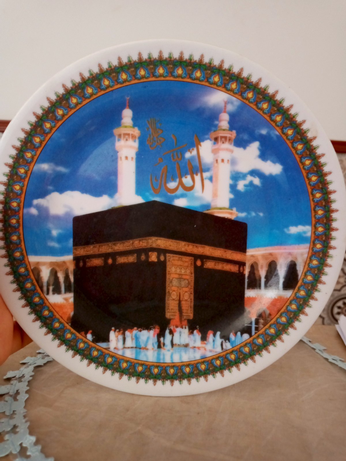 Objet décoratif représentant la Kaaba, conçu uniquement pour la décoration et non pour l’usage alimentaire.