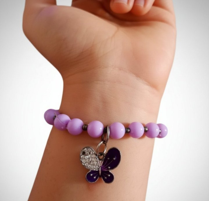 Magnifique bracelet élastique composé de jolies perles de couleur violet pastel 