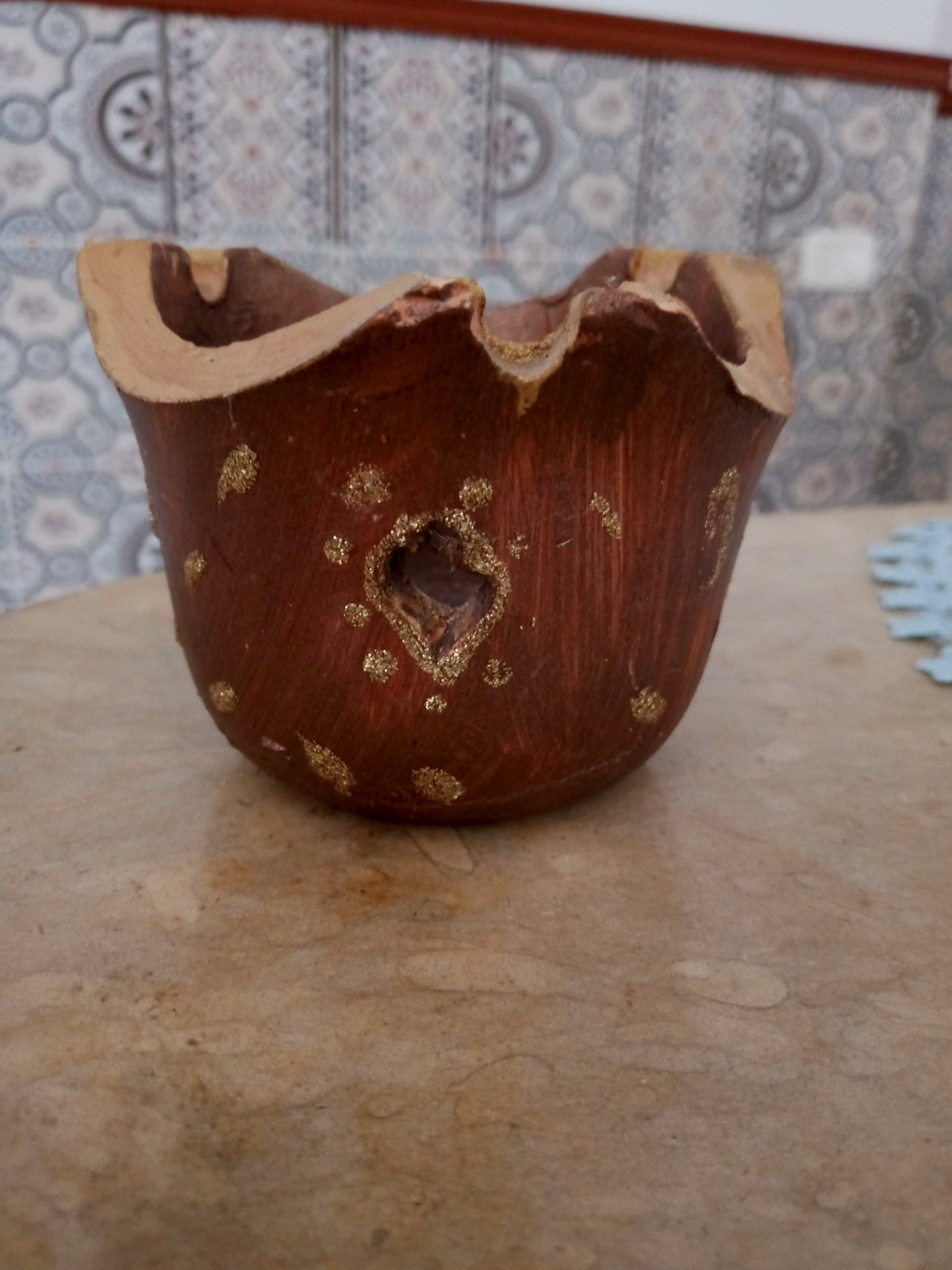 Objet de décoration élégant en couleur marron brillante, apportant une touche chic et raffinée à votre intérieur