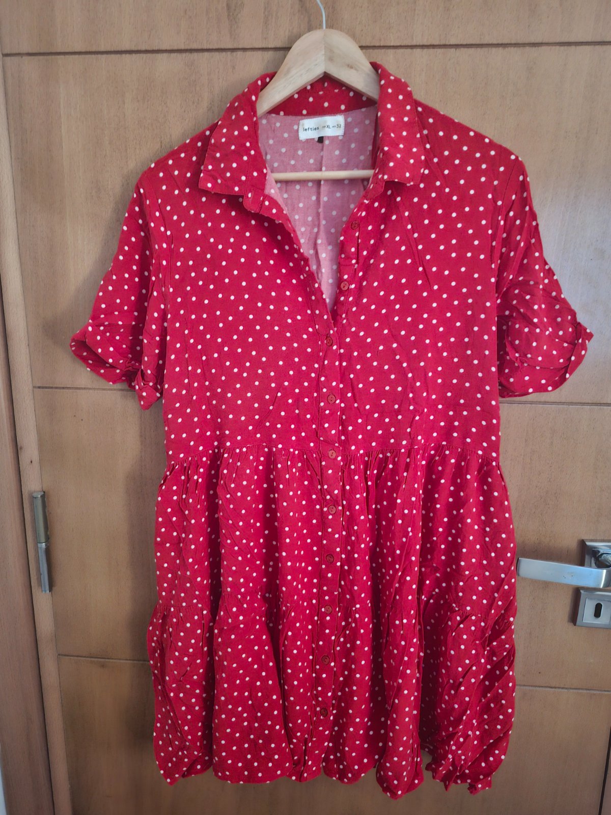 Robe courte rouge pointillée 