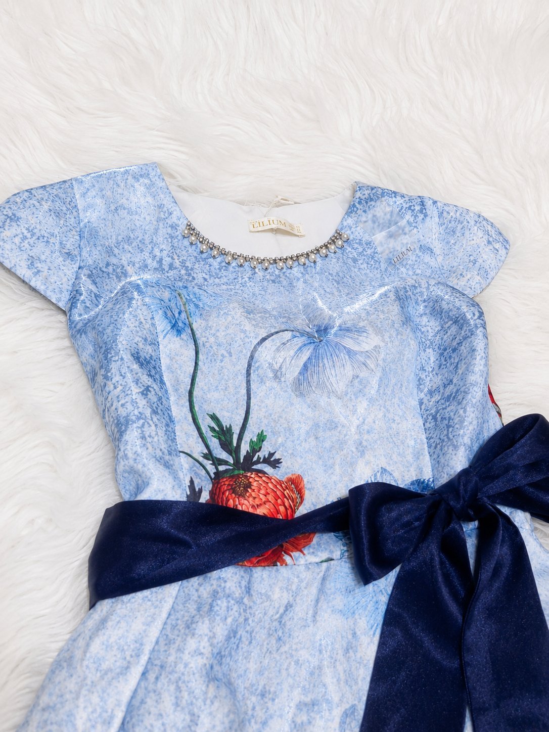 Robe Longue Fleurie Bleue – Col Bijoux & Nœud Bleu Marine