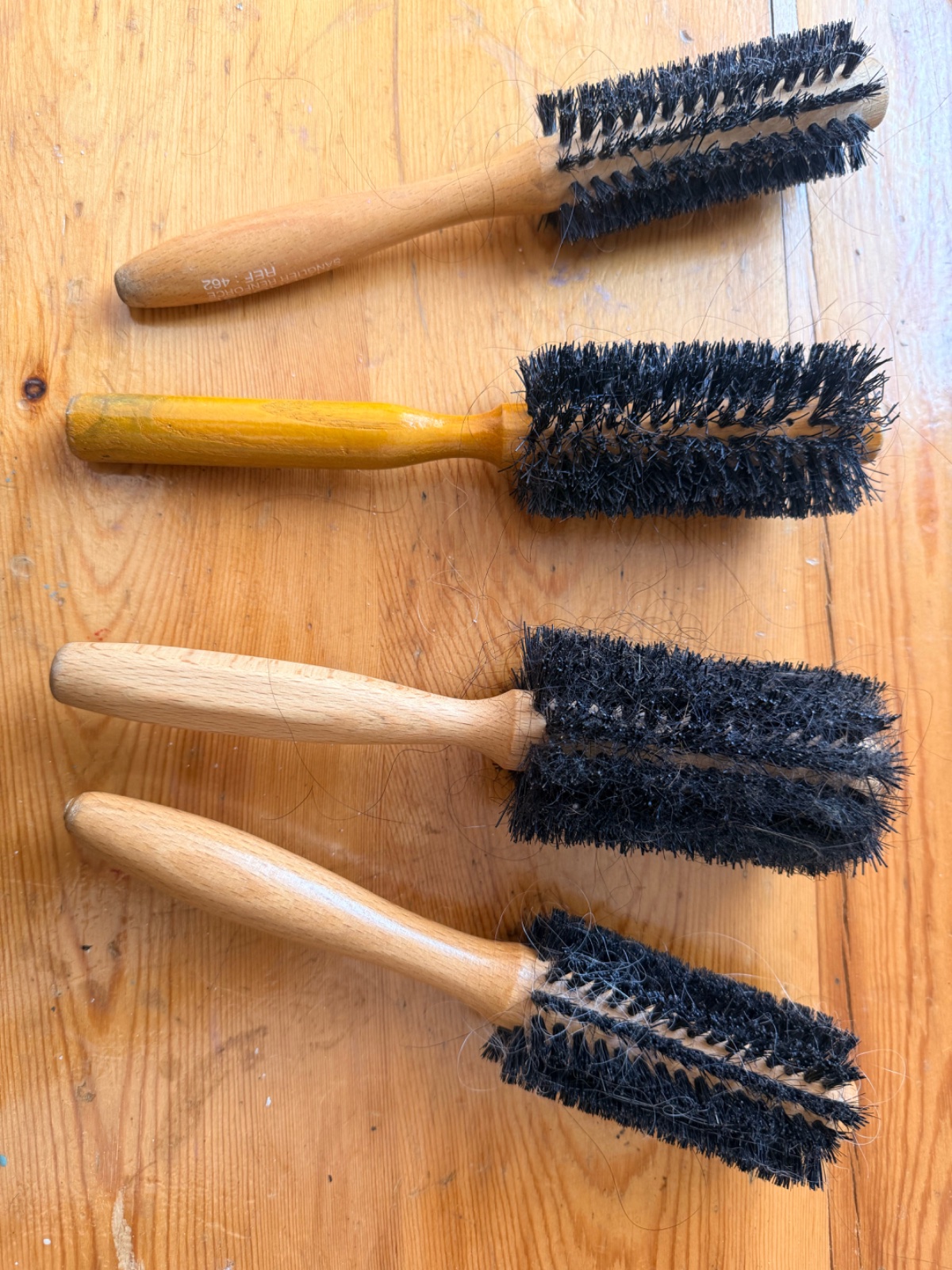 4 brosses