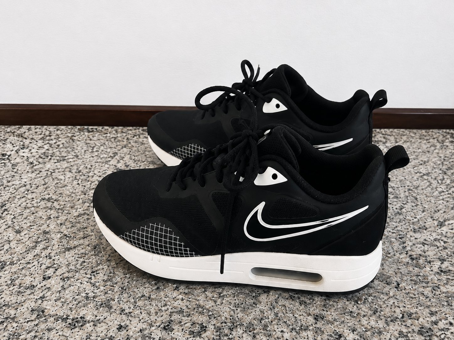 Baskets noires et blanches – Pointure 41