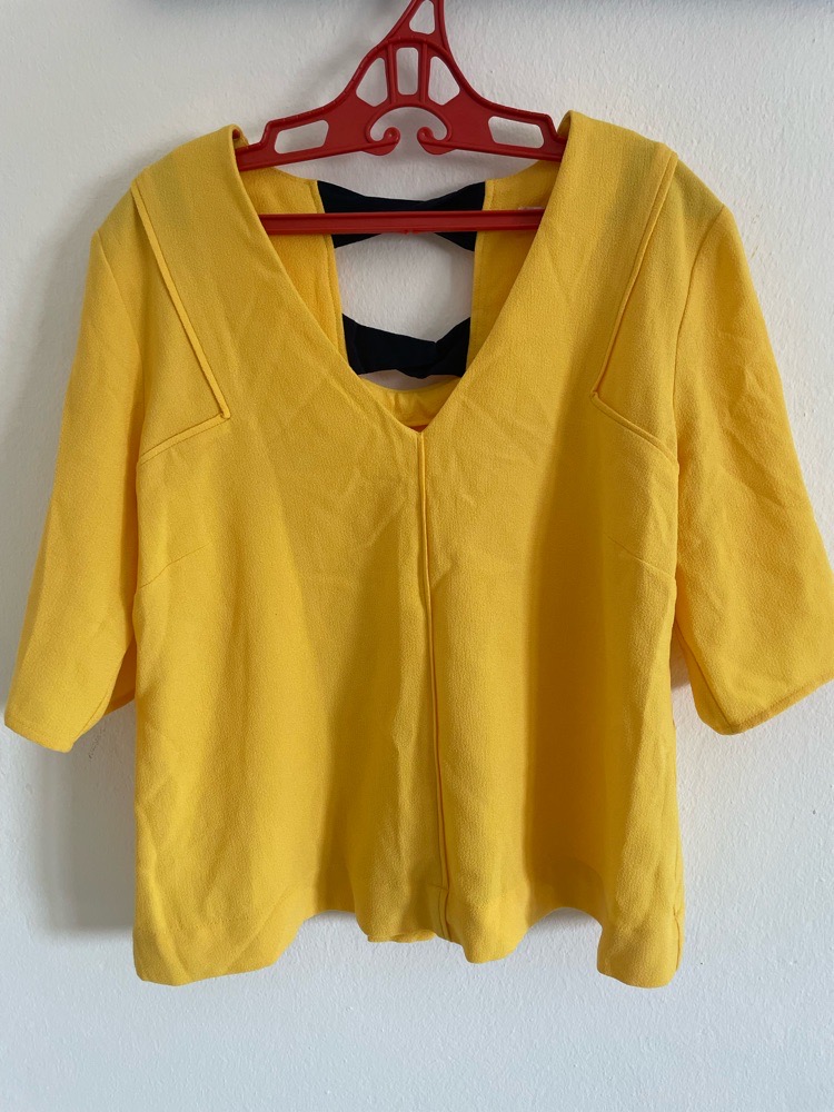 T-shirt jaune a manches trois quarts
