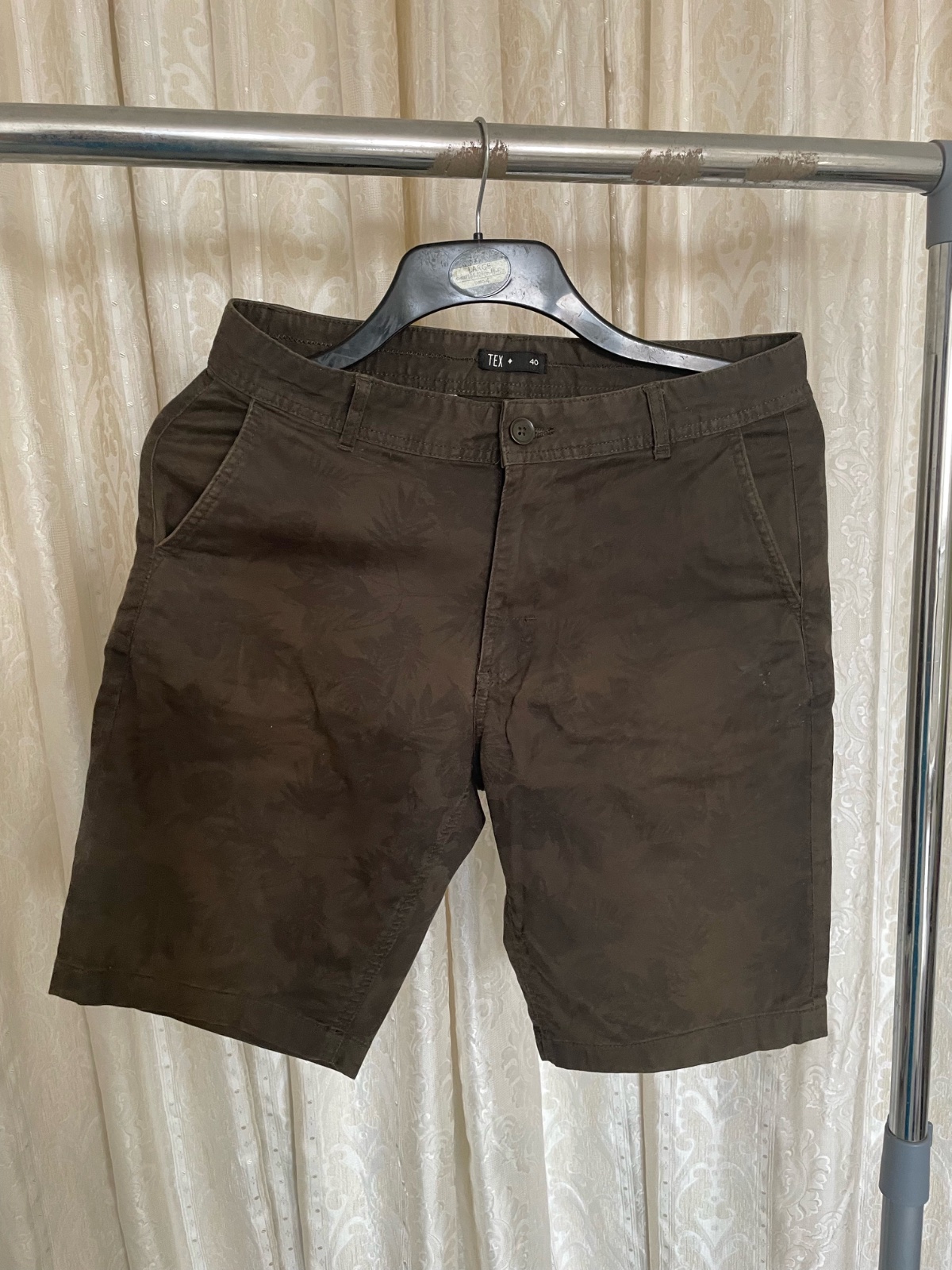 Short homme marron fonce avec des motifs