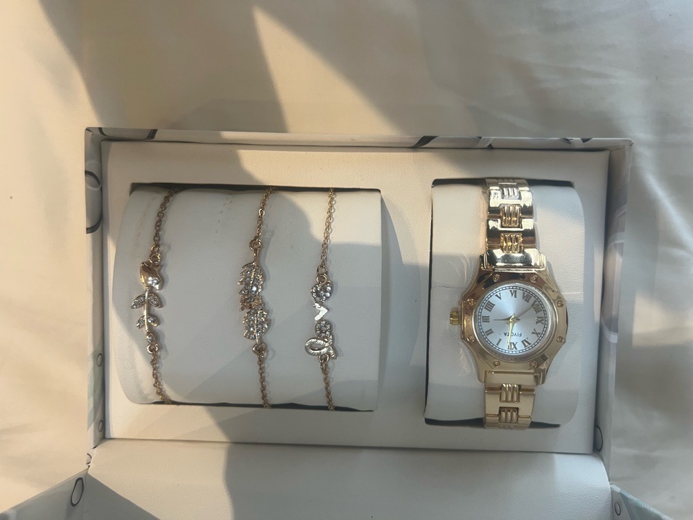 Coffret montre et 3 bracelets 