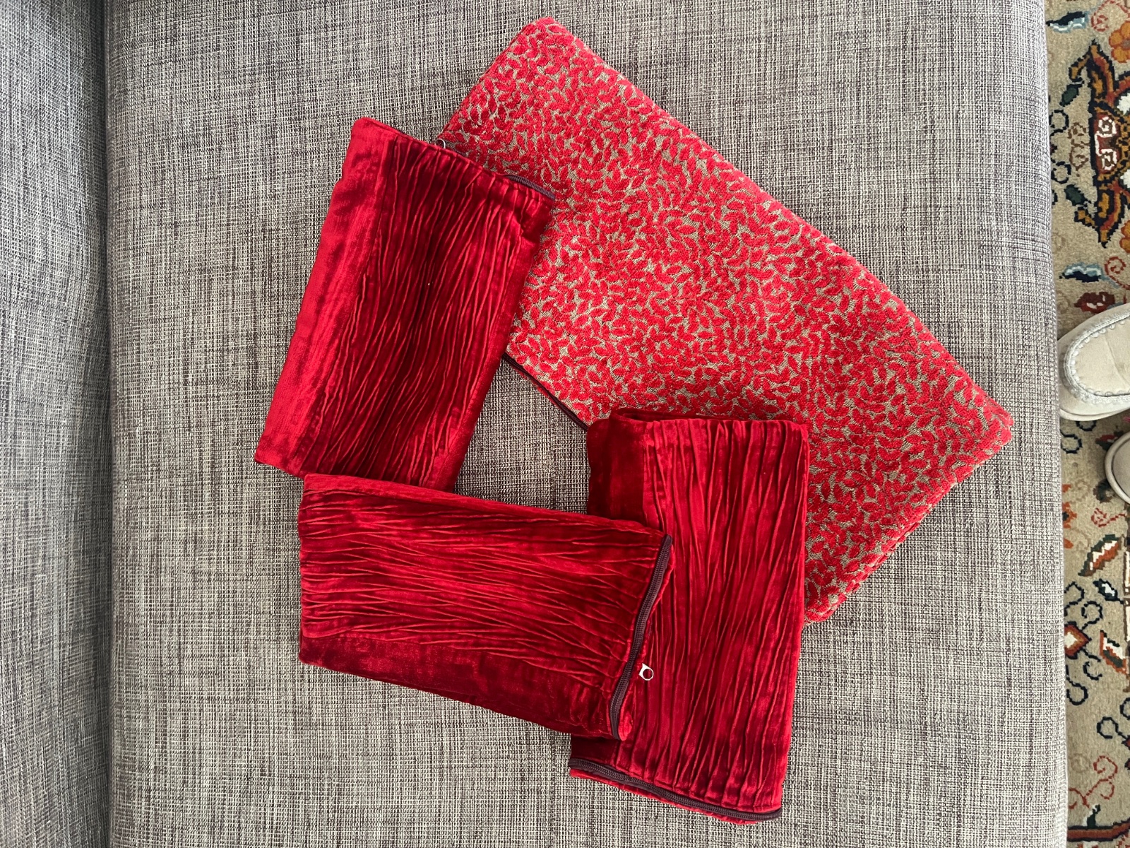 Housses de coussin rouges 