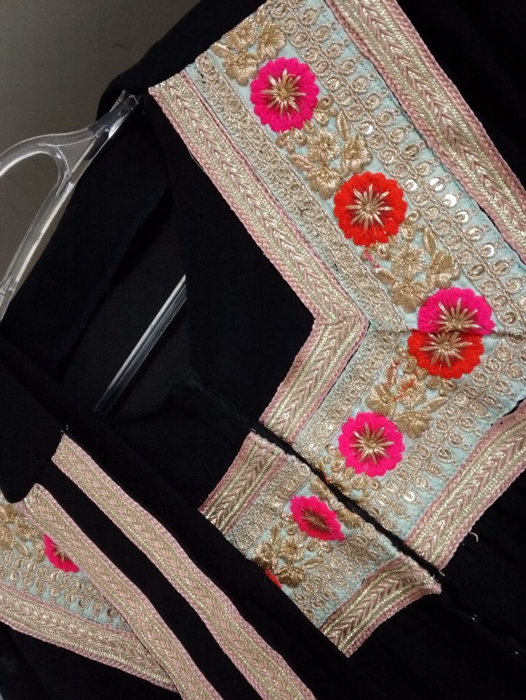 Robe traditionnelle a broderie avec ceinture
