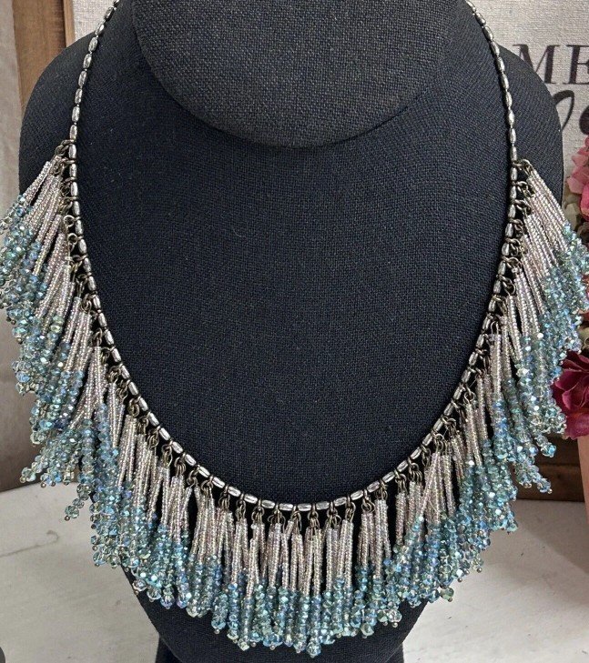 Collier statement a babiche orné de dizaines de bâtonnets de perles individuelles de BERRY