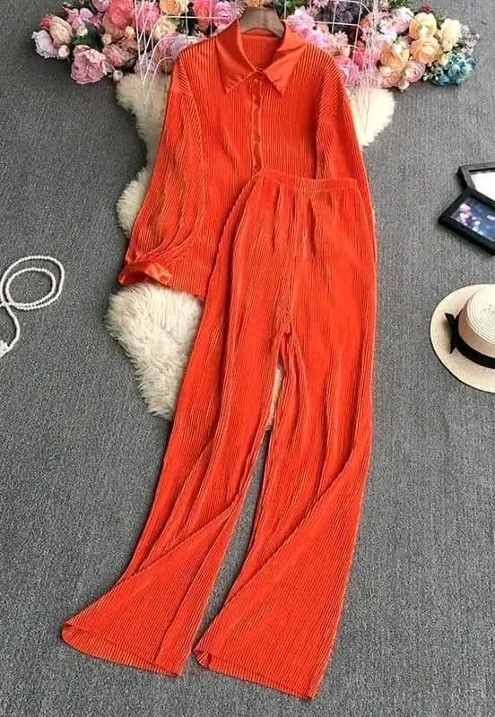 Vibrant pleated two-pieces outfit