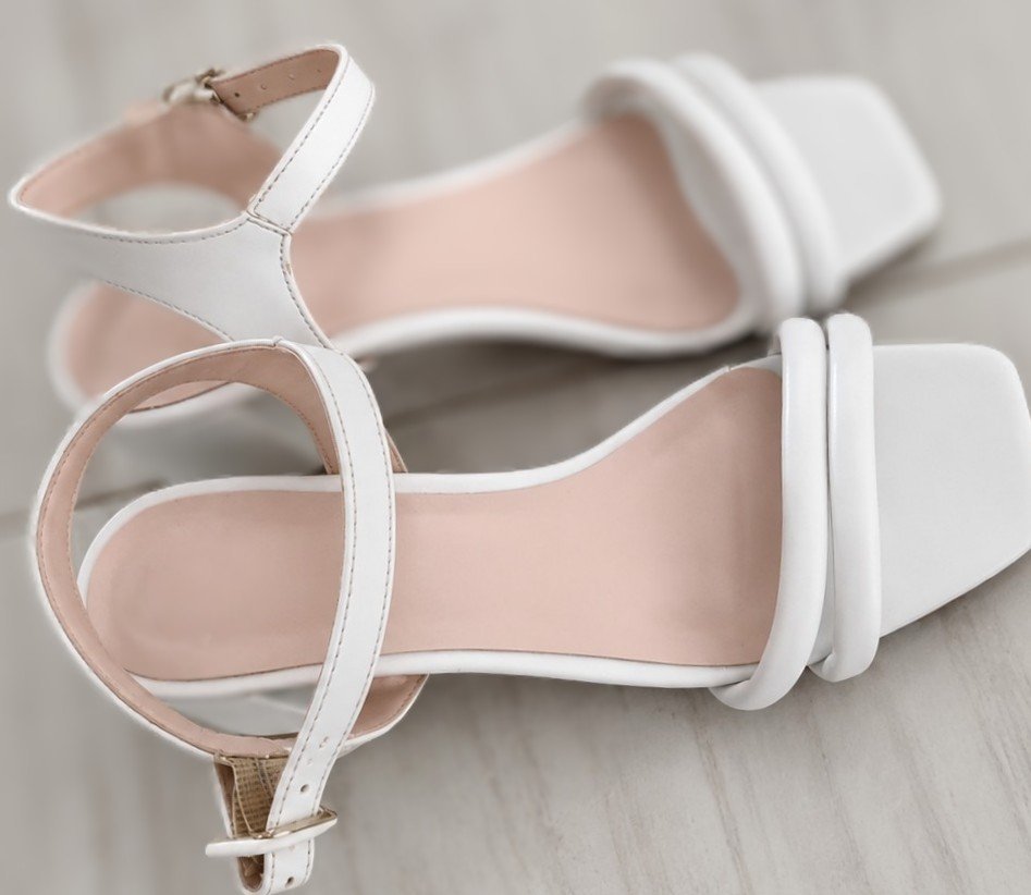 Sandales blanches tres chic 