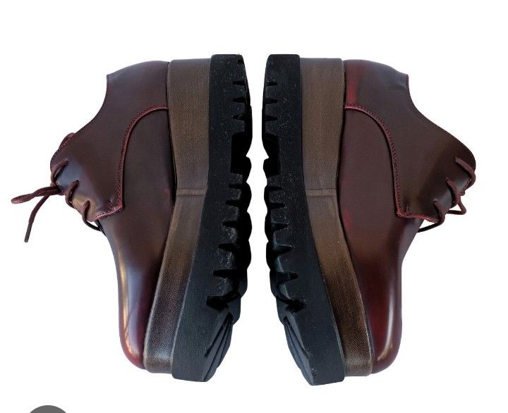 Chaussures a plateforme en cuir vernis de couleur bourdeaux