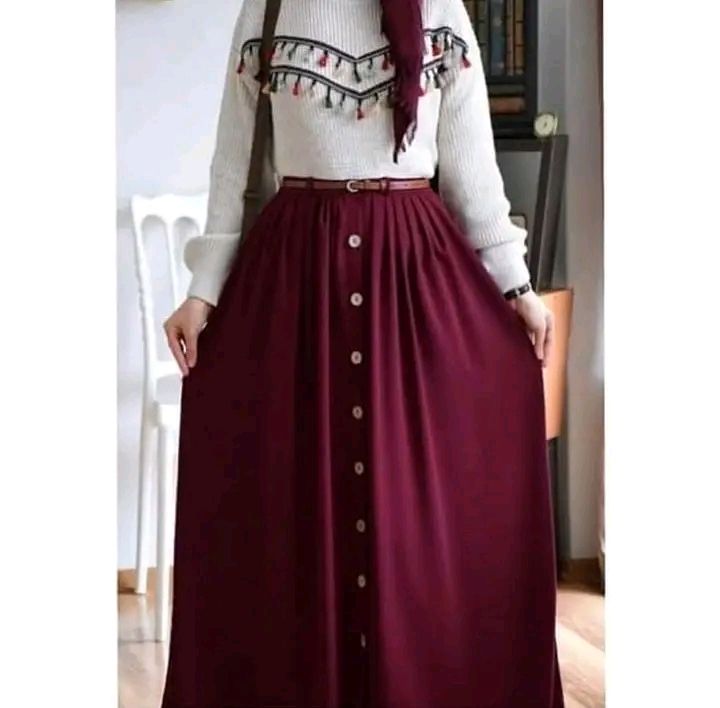 Jupe longue couleur prune botonnée avec des poches trés elegant 