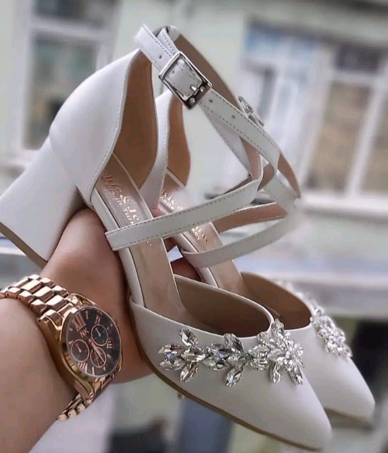 Magnifiques sandales de mariée à brides, élégantes et confortables, idéales pour les cérémonies et les soirées.