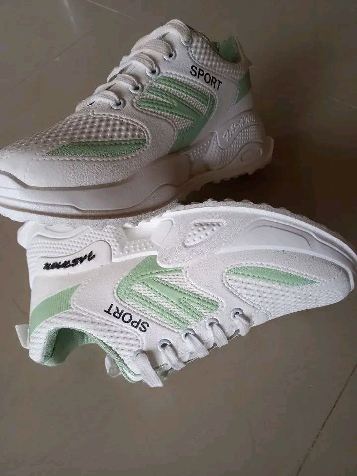 Basckets blanches et vert pâle