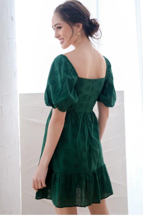 Robe courte a broderie anglaise 