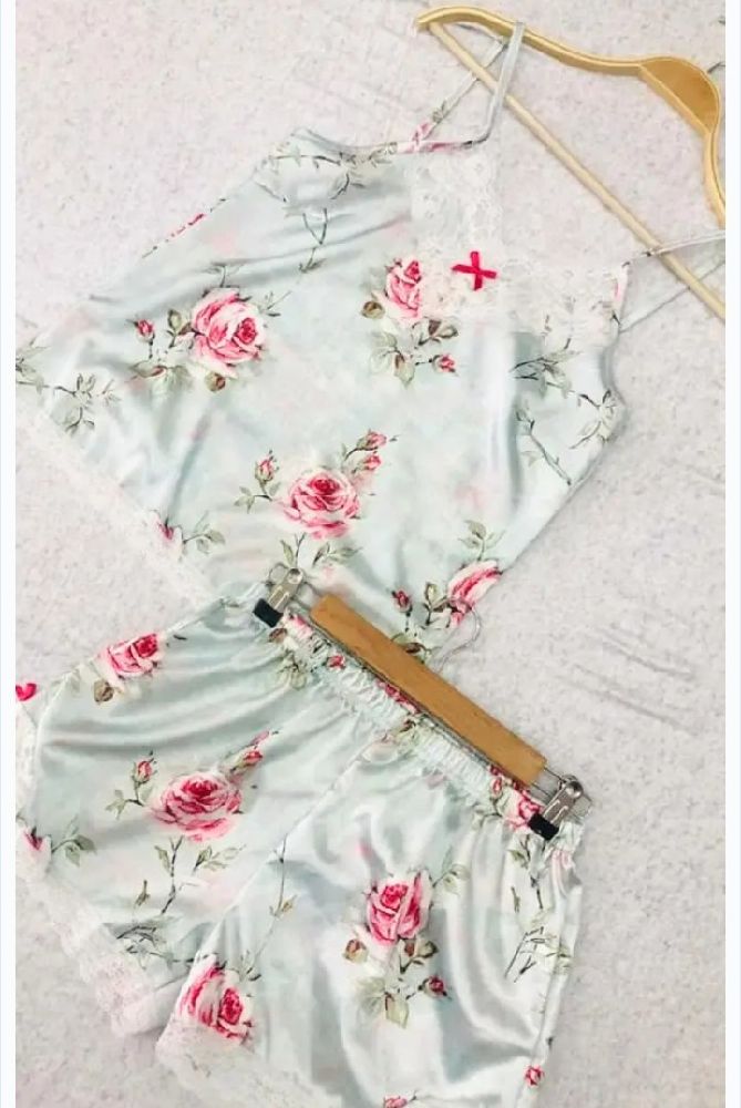 Pyjama nuisette en satin orné de dentelle 