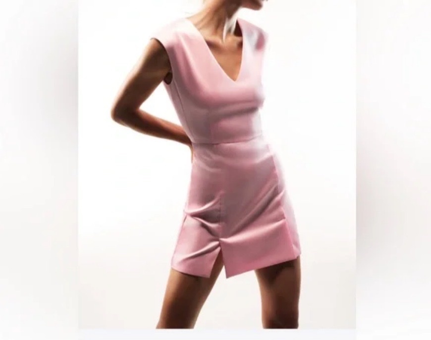 Une petite robe Zara satin taille M convient aussi à S 