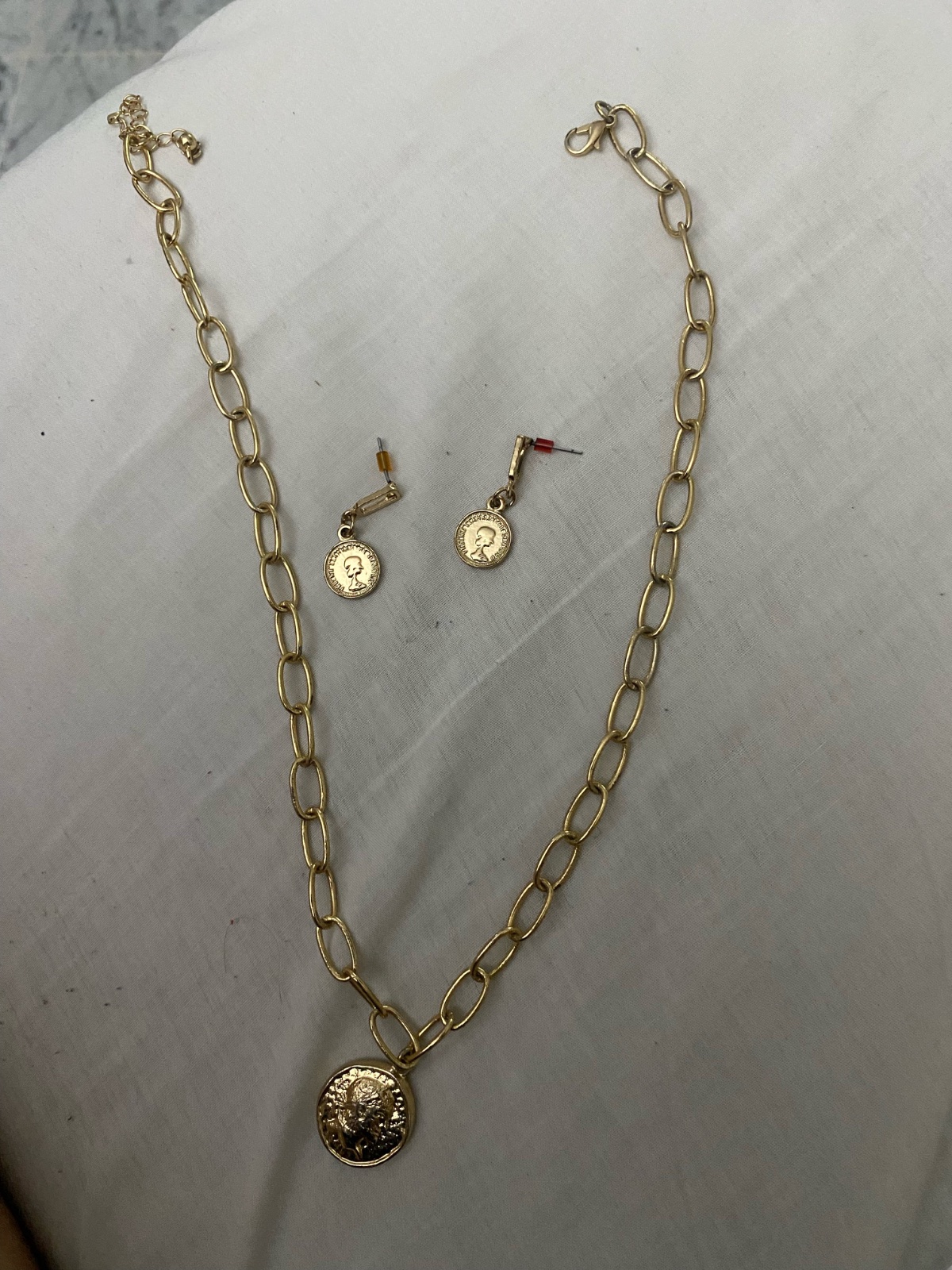 Collier et boucles