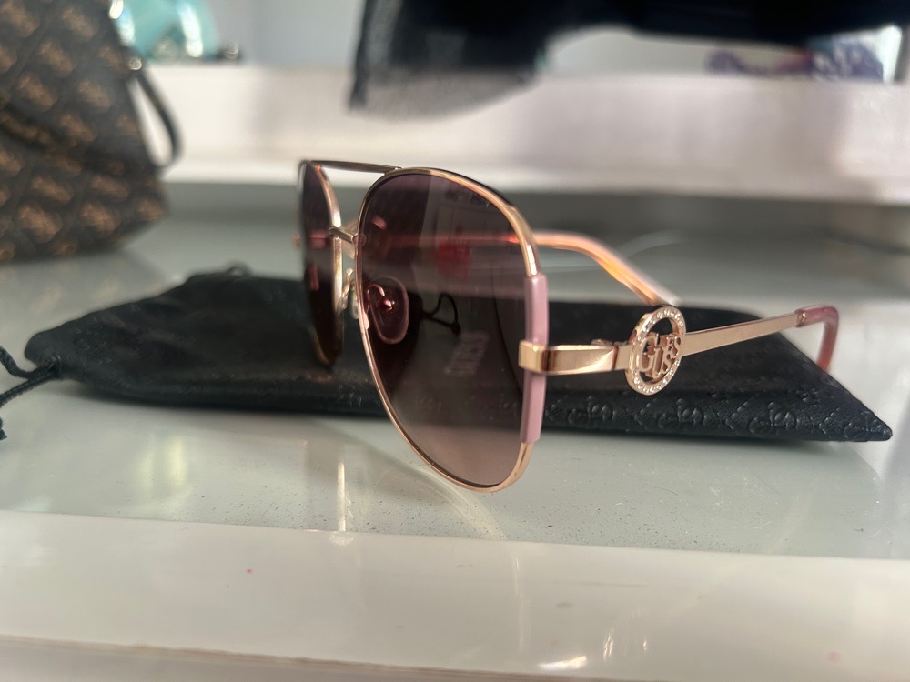 Lunette guess avec pochette 