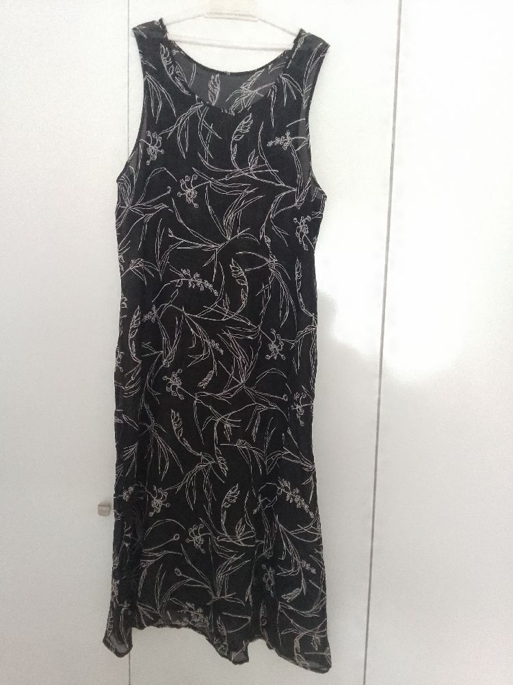 Très belle robe ideale pour l'été légère et fraiche convient aux soirees