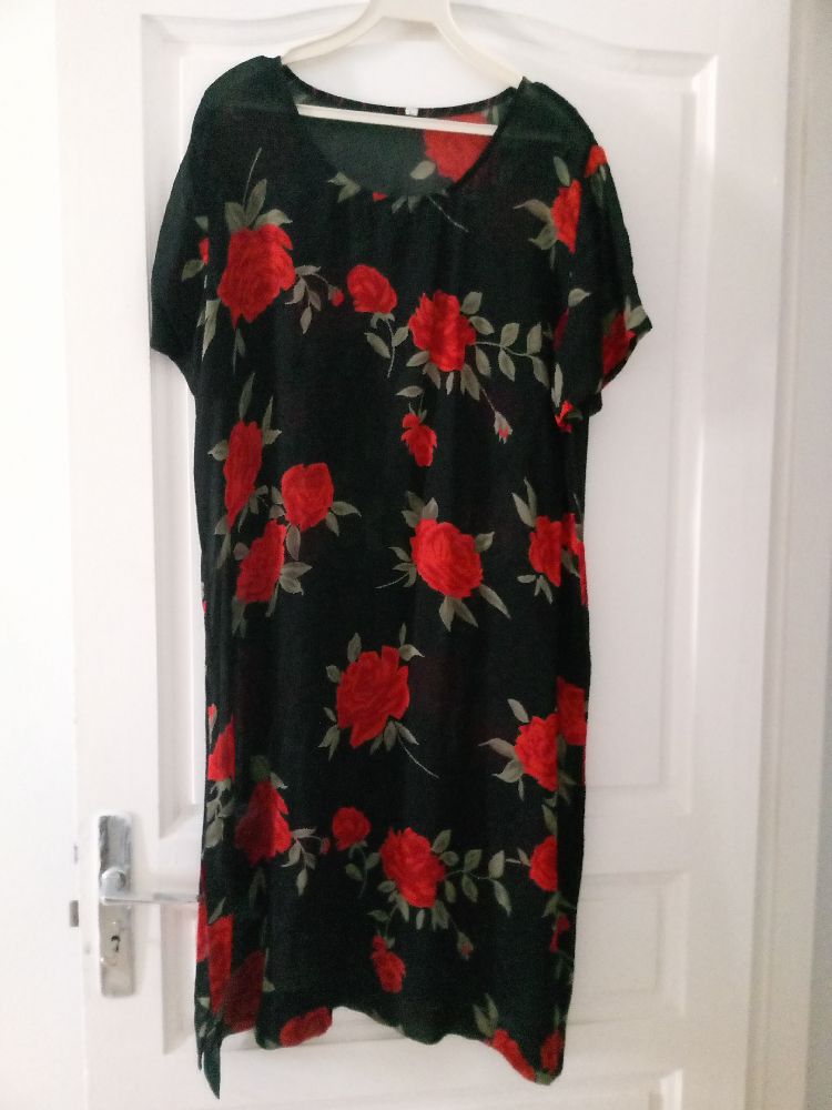 Robe noire fleurie 