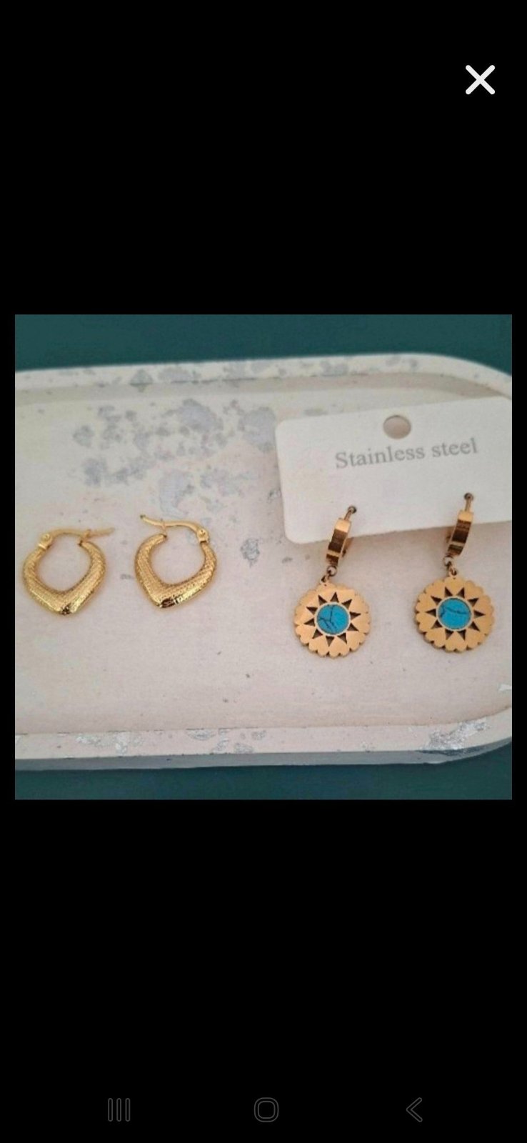 Deux boucles d'oreilles 