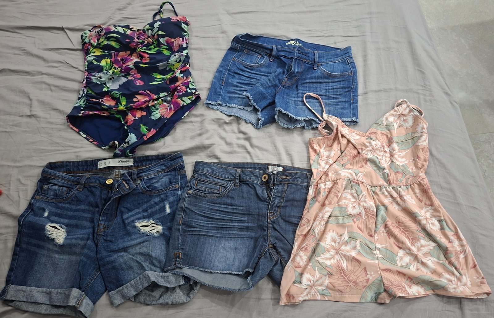 Lot des vêtements 
