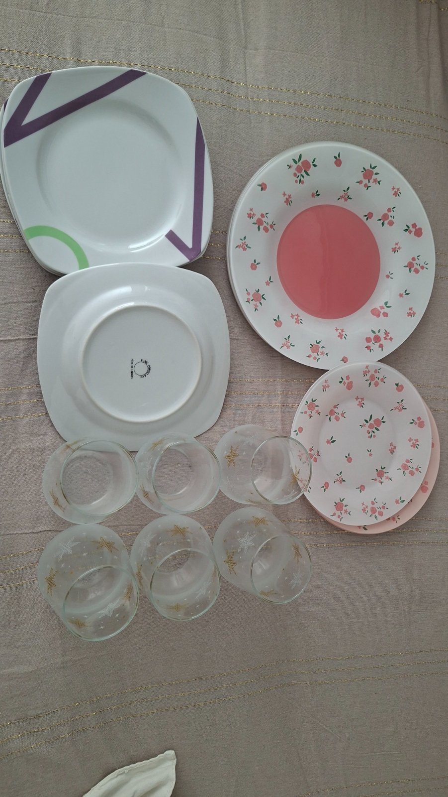 Lot assiettes et verre d eau