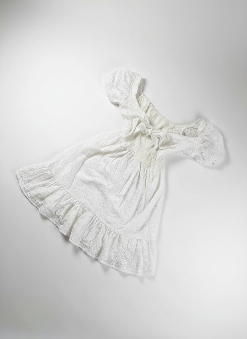 Une simple robe blanche dans un très beau tissu 