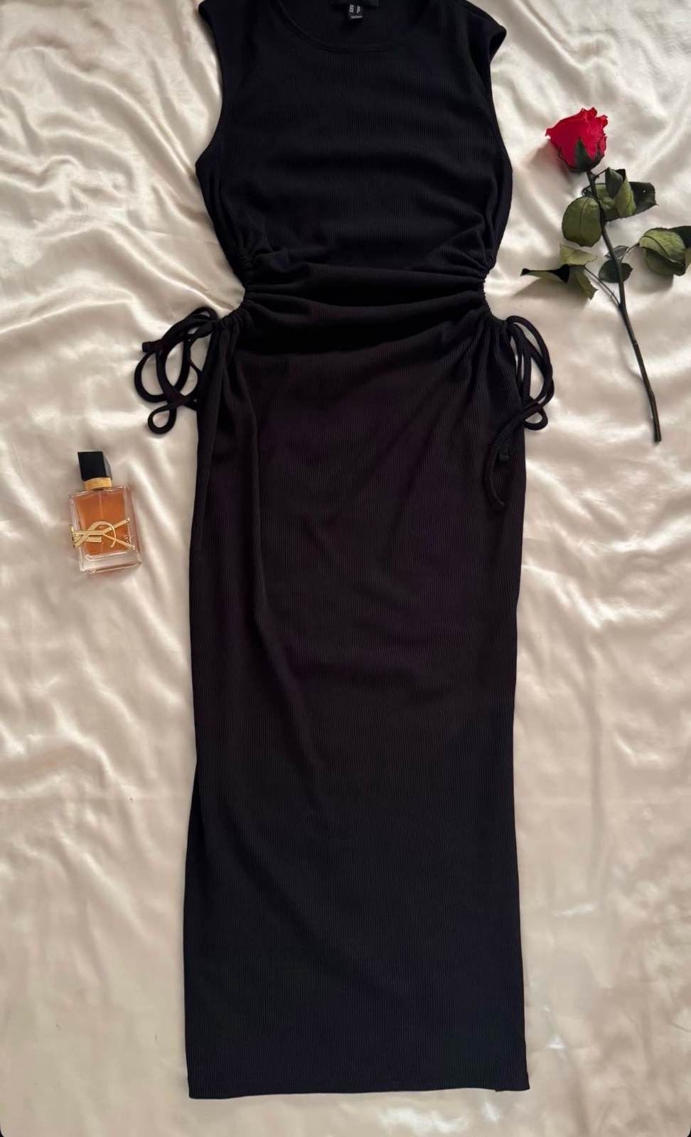 Robe noir avec ouverture sur les cotés