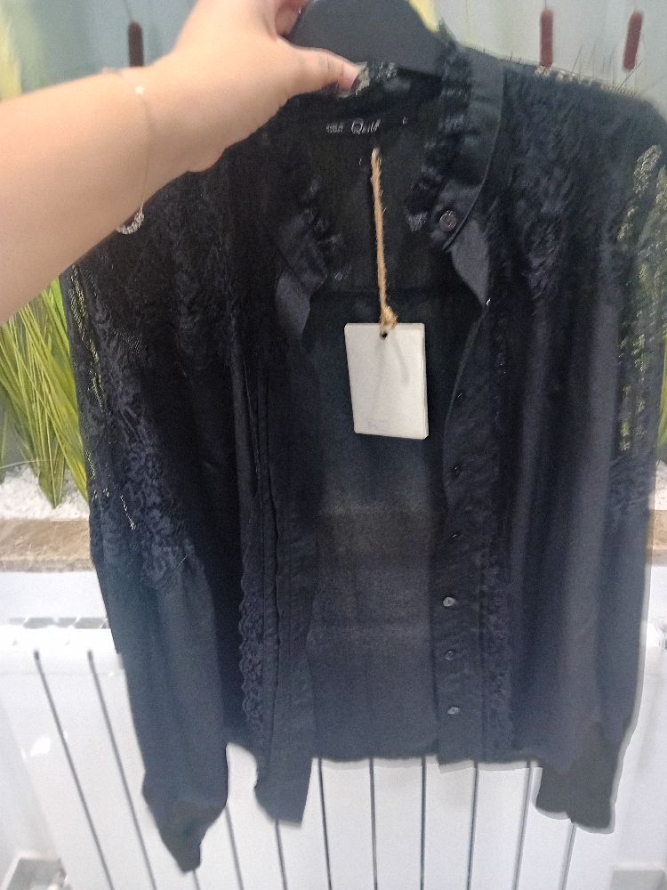 Chemise noir tres jolie