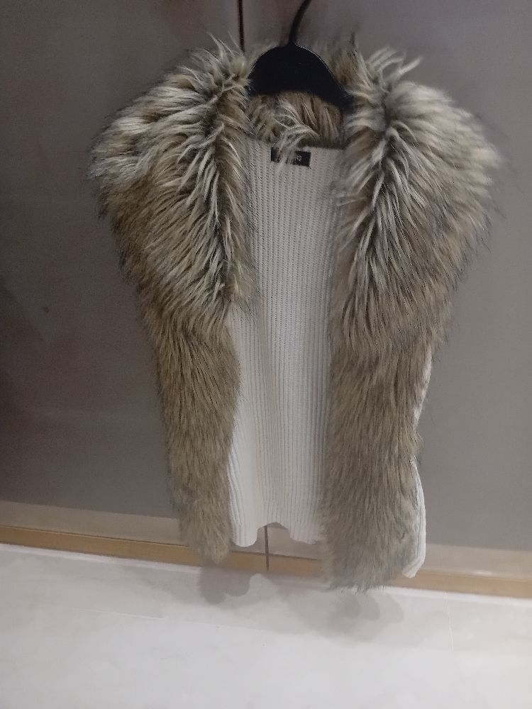 Gilet tres joli avec forure 