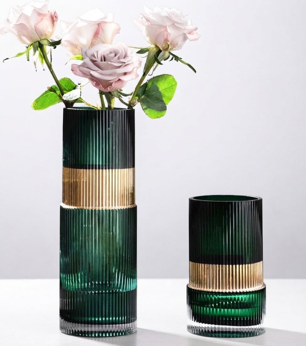 Deuc vases en verre strié