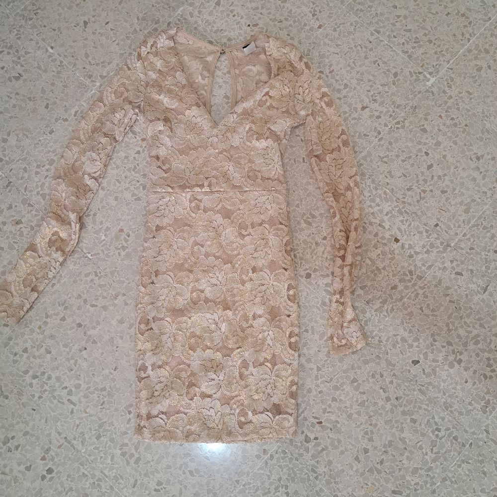 Robe dentelle dorée 