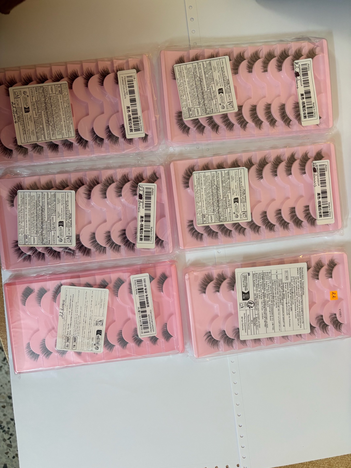 Faux cils disponible