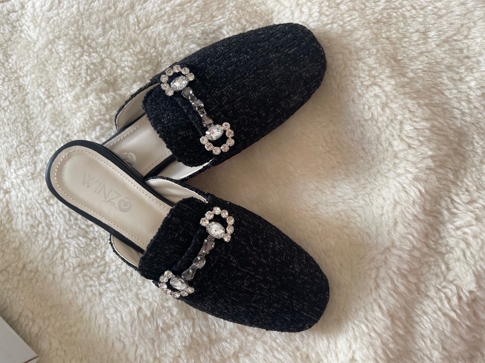 Mules plates à boucle
