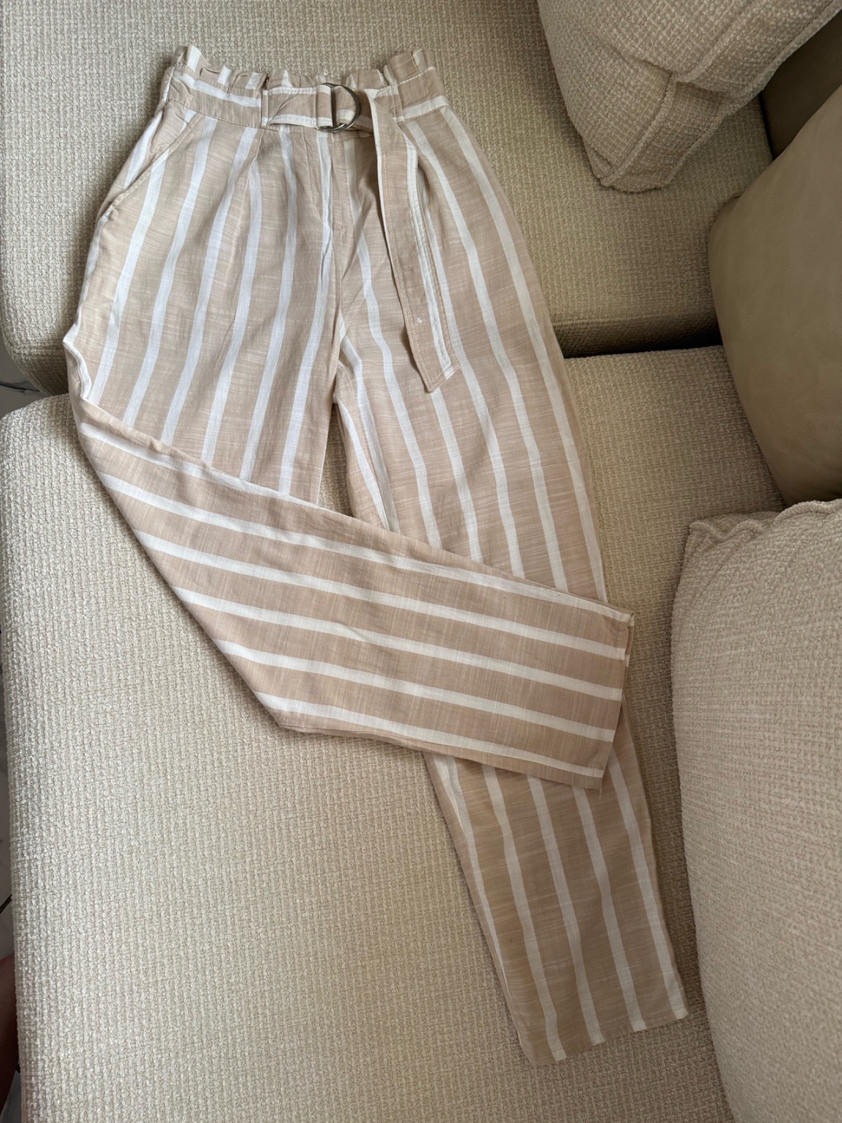 Un pantalon rayé bershka