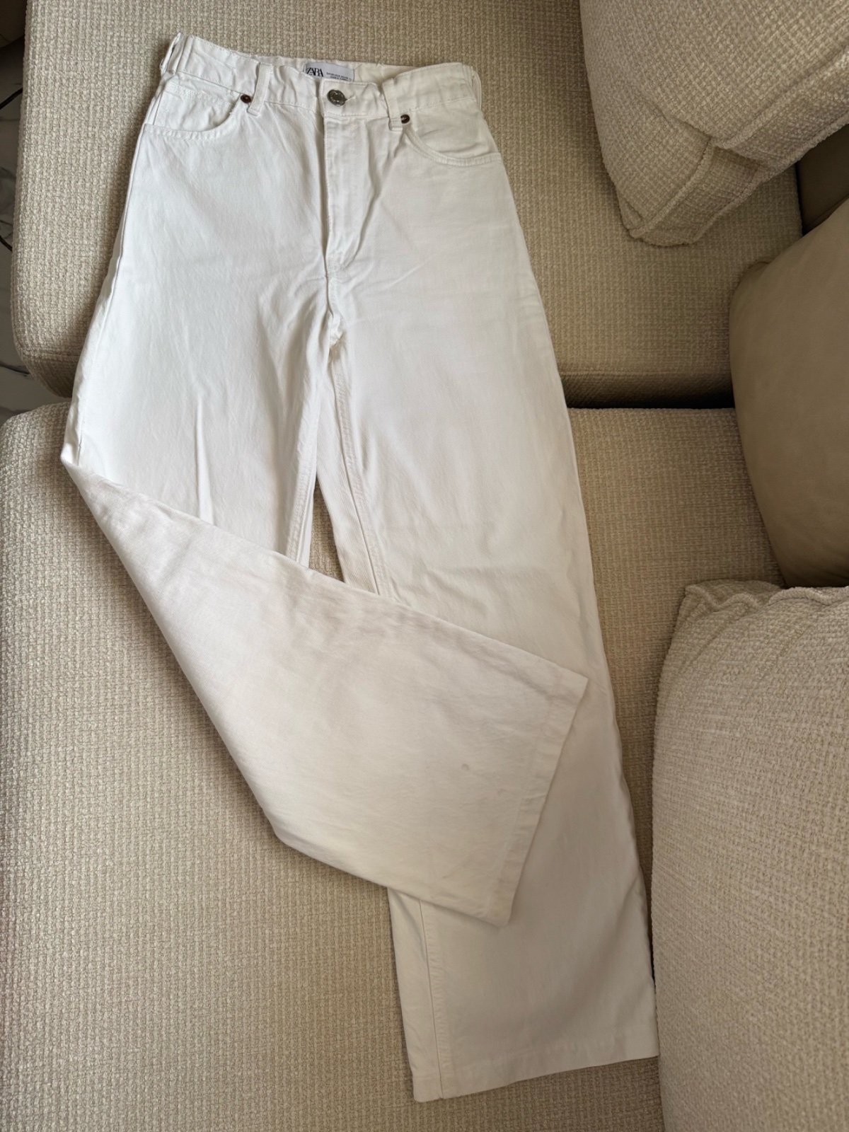 Un pantalon blanc jean zara