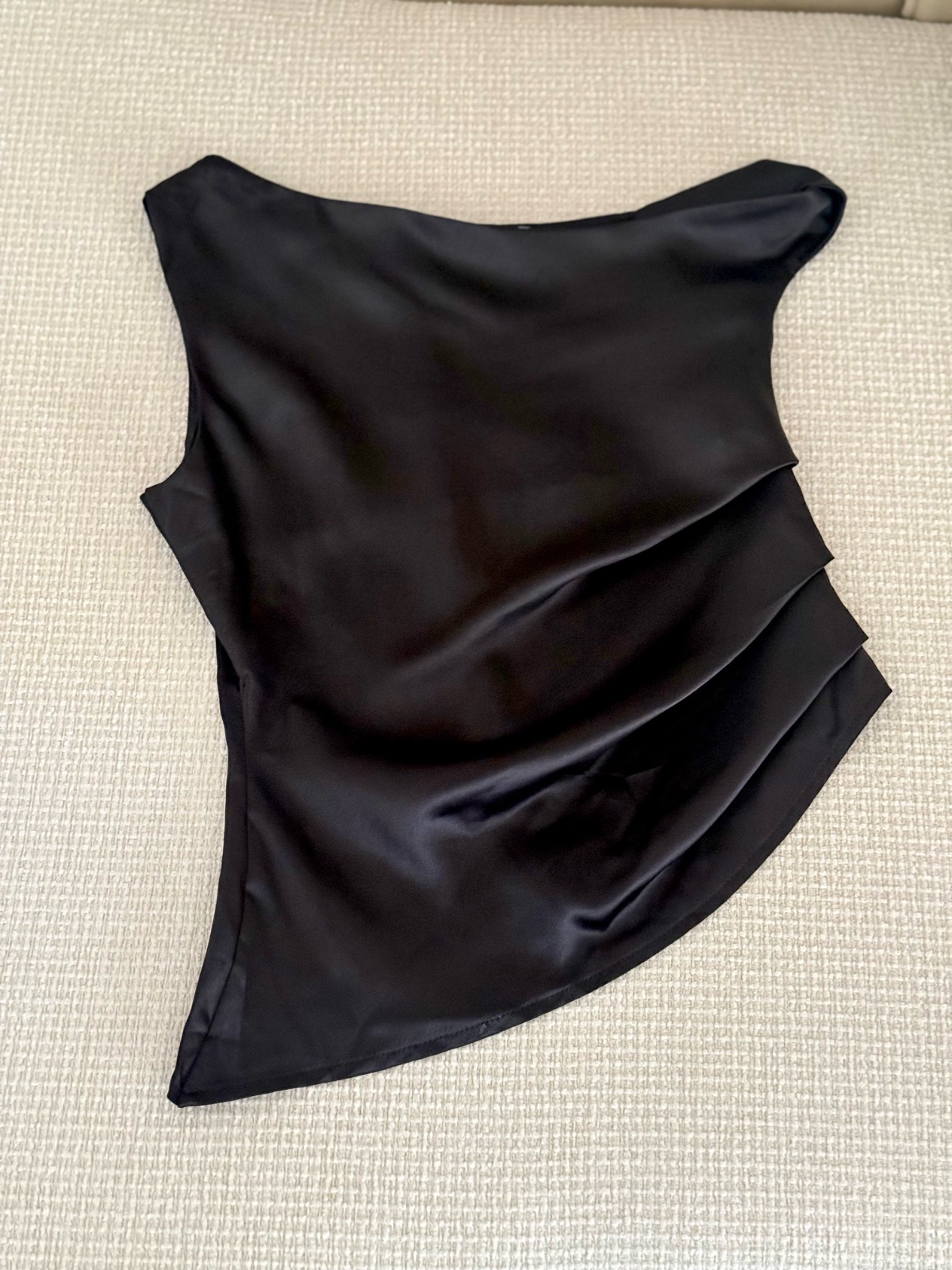 Top noir satin