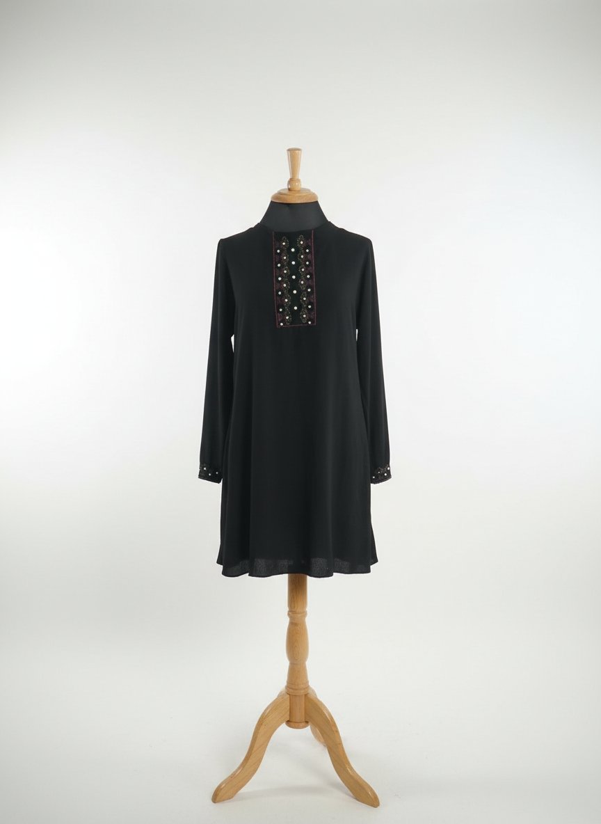 Robe noire brodé en vert et rouge bordeaux avec des perles en blanc