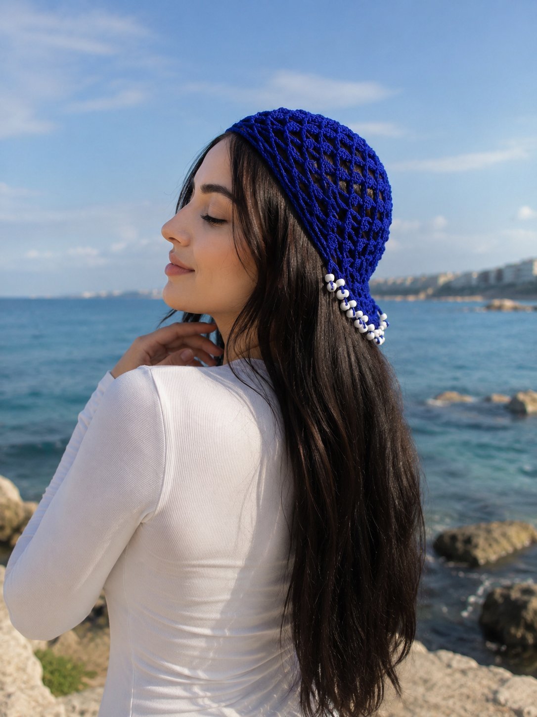 Bonnet été en crochet entouré en cristaux blanc de derrière 
