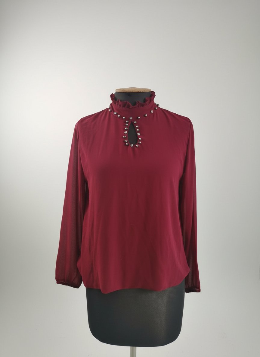 Jolie pull rouge bordeaux avec des strass 
