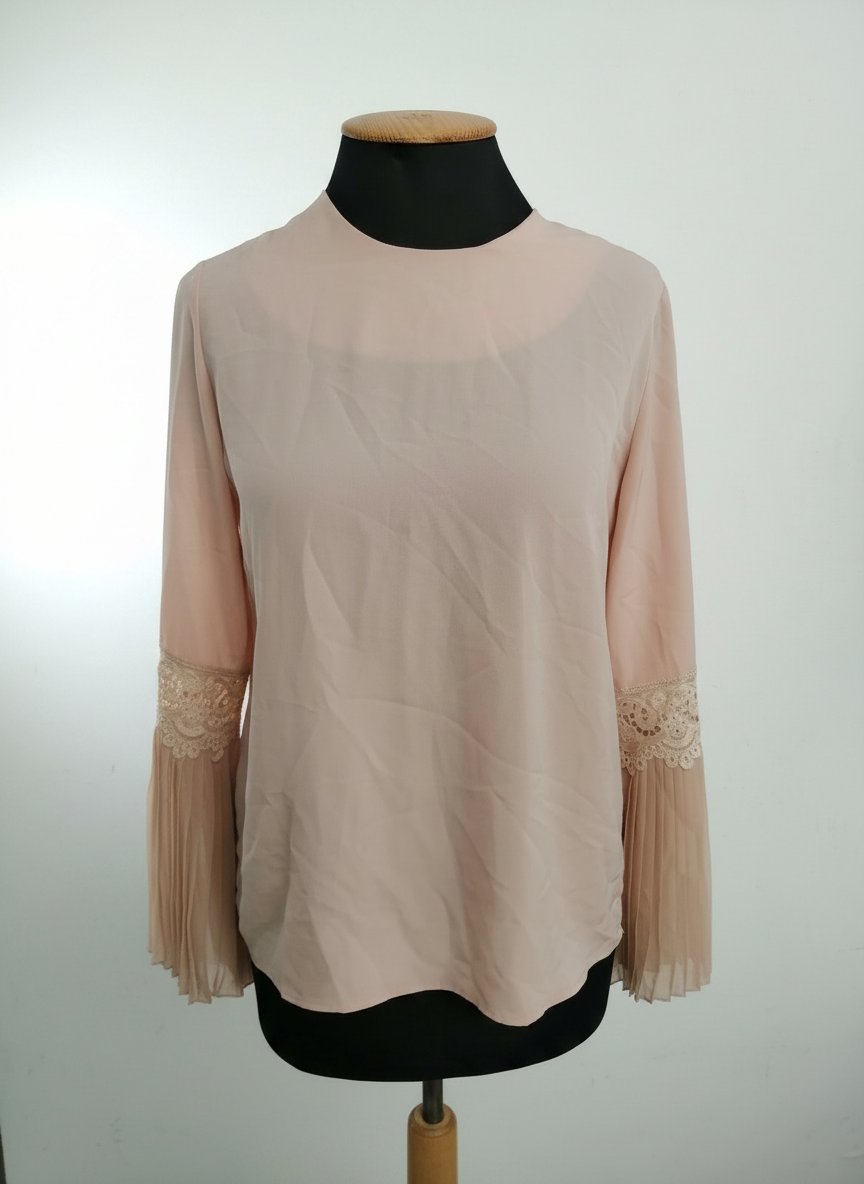Pull pièce unique rose poudre avec des manches en dentelle et mousseline plissé 