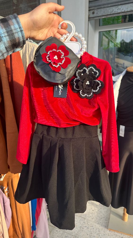 Pull et jupe et sac à main 